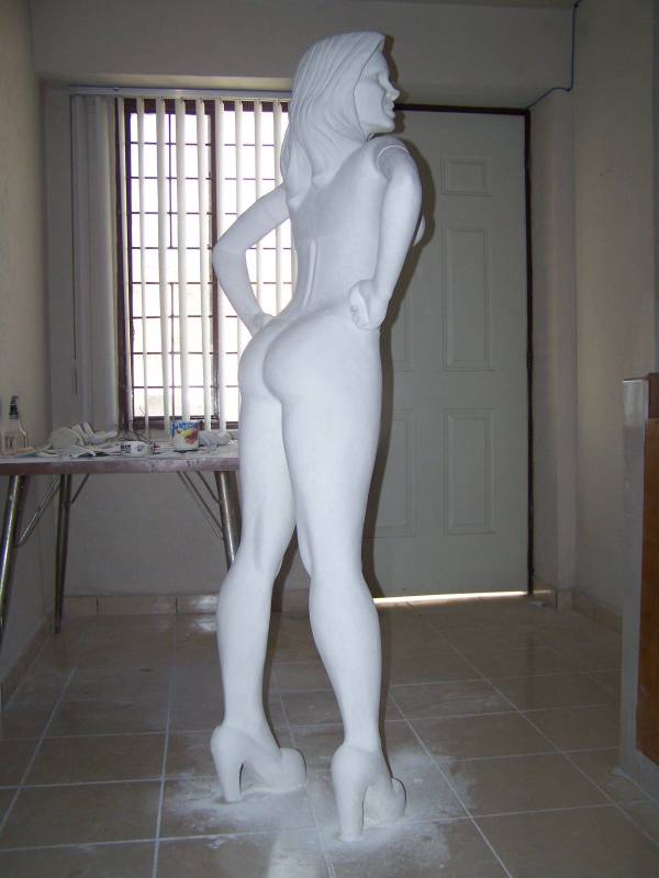 escultura de edecan en yeso tamaño real