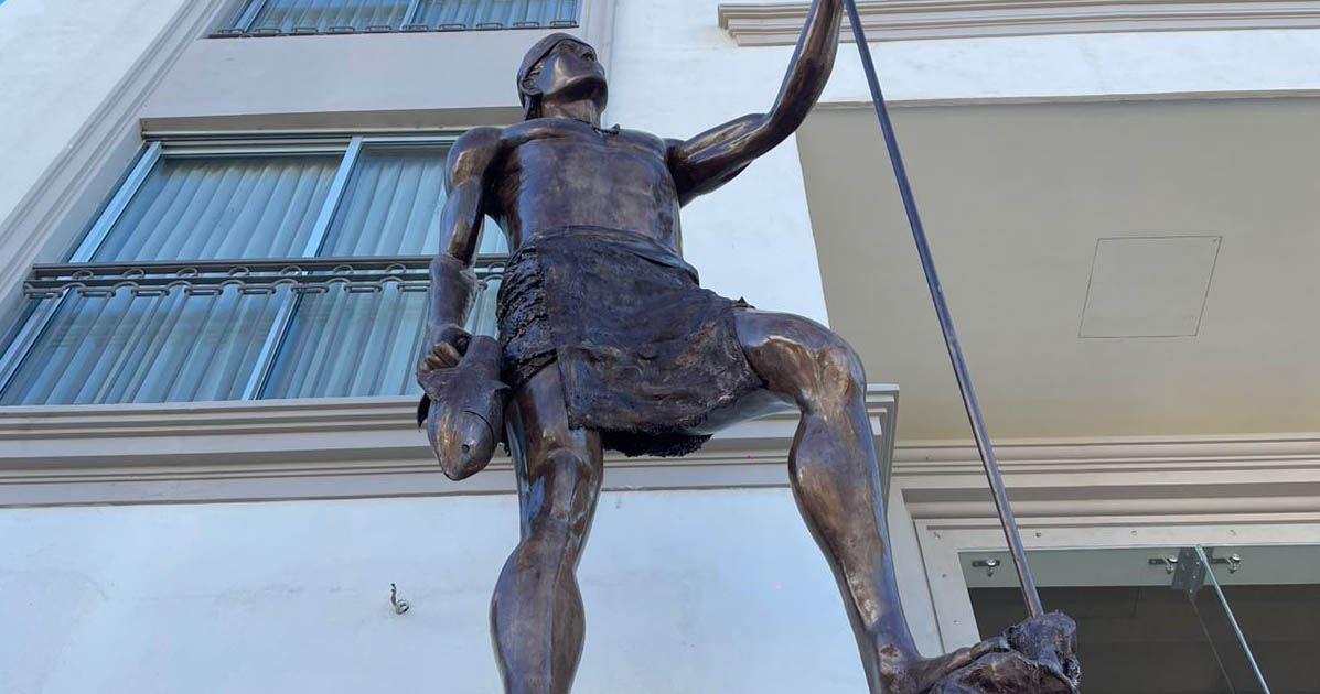 escultura de indio pericu en fibra de vidrio