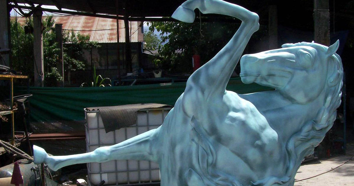 escultura de caballo en fibra de vidrio simulando bronce
