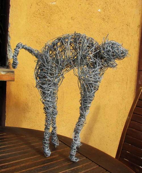 escultura de gato en alambre