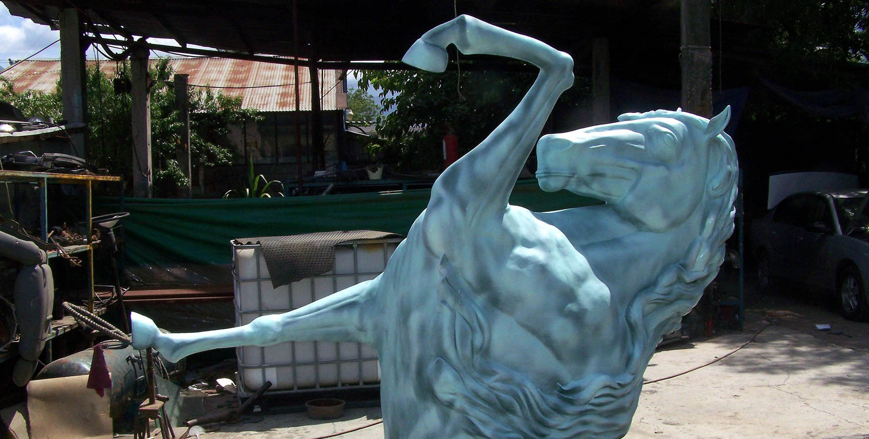 Escultura de caballo en fibra de vidrio